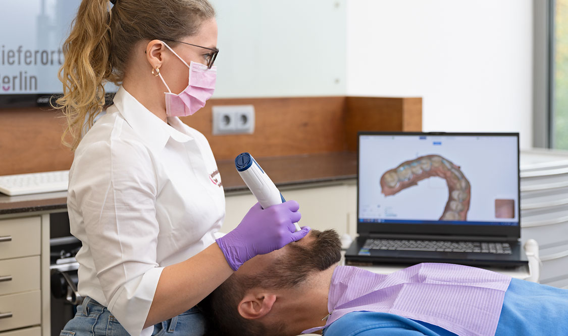 Ärztin mit Patient beim Oralscan 